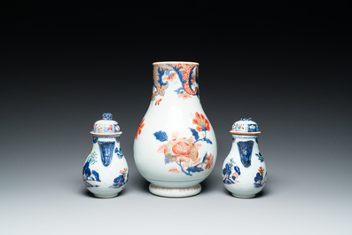 Une grande verseuse en porcelaine de Chine verte-Imari et deux paires de verseuses couvertes sur supports, Kangxi/Qianlong