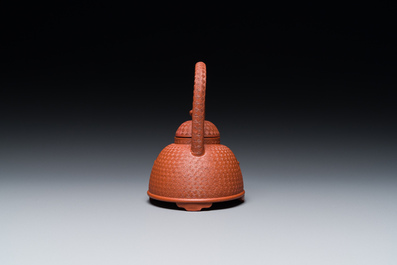 Een Chinese Yixing steengoed theepot met gekerfd decor van chrysanten, Kangxi