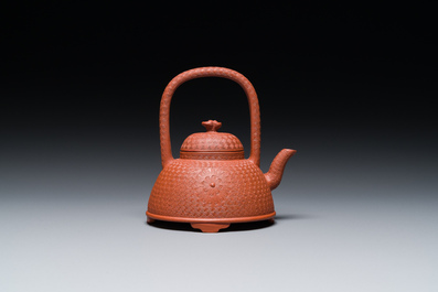 Een Chinese Yixing steengoed theepot met gekerfd decor van chrysanten, Kangxi
