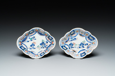 Une grande verseuse en porcelaine de Chine verte-Imari et deux paires de verseuses couvertes sur supports, Kangxi/Qianlong
