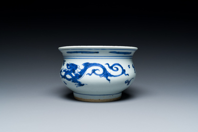 Br&ucirc;le-parfum en porcelaine de Chine en bleu et blanc &agrave; d&eacute;cor de dragons, Kangxi