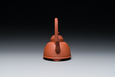 Een Chinese Yixing steengoed theepot met gekerfd decor van chrysanten, Kangxi