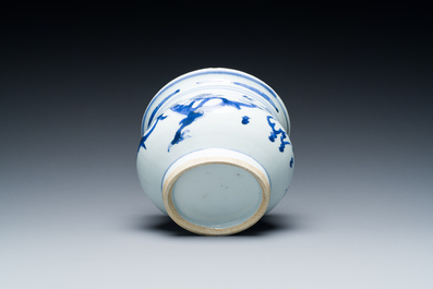 Br&ucirc;le-parfum en porcelaine de Chine en bleu et blanc &agrave; d&eacute;cor de dragons, Kangxi
