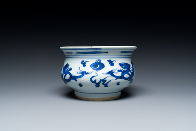 Br&ucirc;le-parfum en porcelaine de Chine en bleu et blanc &agrave; d&eacute;cor de dragons, Kangxi