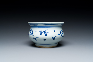 Br&ucirc;le-parfum en porcelaine de Chine en bleu et blanc &agrave; d&eacute;cor de dragons, Kangxi
