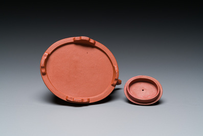 Een Chinese Yixing steengoed theepot met gekerfd decor van chrysanten, Kangxi