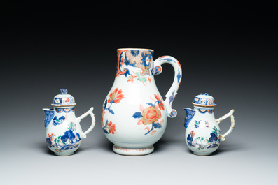 Une grande verseuse en porcelaine de Chine verte-Imari et deux paires de verseuses couvertes sur supports, Kangxi/Qianlong