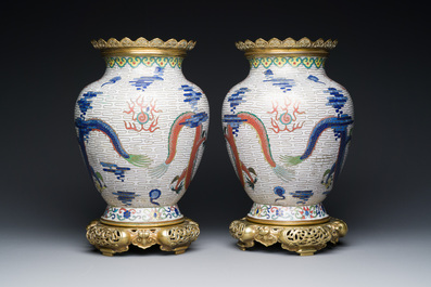 Paire de vases aux dragons en &eacute;maux cloisonn&eacute;s &agrave; fond blanc aux montures en bronze dor&eacute;, Chine, 19&egrave;me