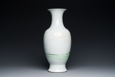 Vase en porcelaine de Chine famille rose &agrave; d&eacute;cor des 'Sanxing', marque de Qianlong, R&eacute;publique