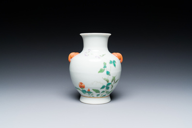 Een Chinese famille rose 'hu' vaas met olifantenkoppen, Ju Ren Tang 居仁堂製 merk, Republiek