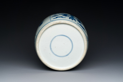 Een Chinese blauw-witte pot met decor van antiquiteiten, Kangxi