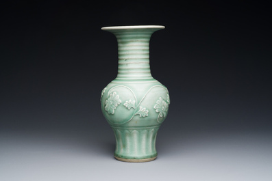 Een Chinese Longquan celadon vaas met pioenslingers, Yuan