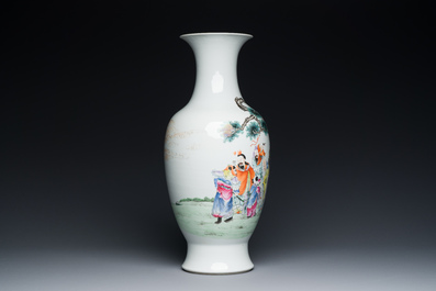 Vase en porcelaine de Chine famille rose &agrave; d&eacute;cor des 'Sanxing', marque de Qianlong, R&eacute;publique