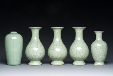Cinq vases en porcelaine de Chine en c&eacute;ladon monochrome, Qing