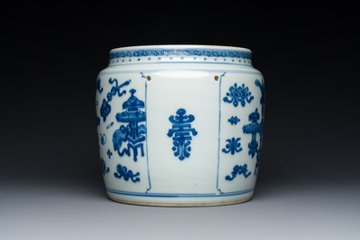 Een Chinese blauw-witte pot met decor van antiquiteiten, Kangxi