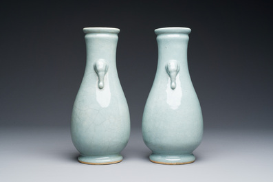 Een paar Chinese monochrome lavendelblauwe 'hu' vazen, 19e eeuw