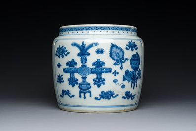 Een Chinese blauw-witte pot met decor van antiquiteiten, Kangxi
