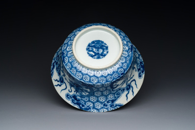 Een Chinese blauw-witte 'Bleu de Hue' kom voor de Vietnamese markt, 'draken' merk, 19e eeuw