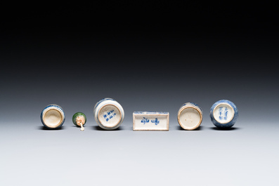 Cinq tabati&egrave;res en porcelaine de Chine en bleu et blanc, 19/20&egrave;me