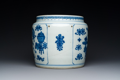 Een Chinese blauw-witte pot met decor van antiquiteiten, Kangxi