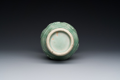 Een Chinese Longquan celadon vaas met pioenslingers, Yuan