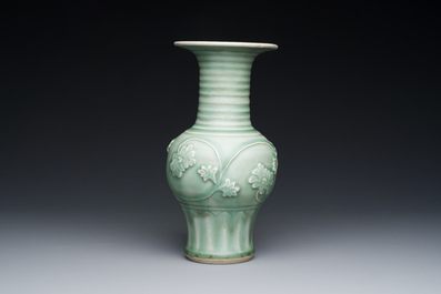 Een Chinese Longquan celadon vaas met pioenslingers, Yuan