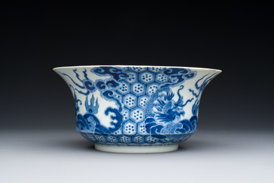 Een Chinese blauw-witte 'Bleu de Hue' kom voor de Vietnamese markt, 'draken' merk, 19e eeuw