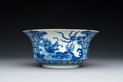Een Chinese blauw-witte 'Bleu de Hue' kom voor de Vietnamese markt, 'draken' merk, 19e eeuw