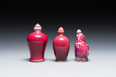 Trois tabati&egrave;res en porcelaine de Chine &agrave; &eacute;mail flamb&eacute;, 18/19&egrave;me