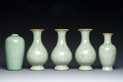 Cinq vases en porcelaine de Chine en c&eacute;ladon monochrome, Qing