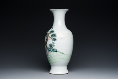 Vase en porcelaine de Chine famille rose &agrave; d&eacute;cor des 'Sanxing', marque de Qianlong, R&eacute;publique