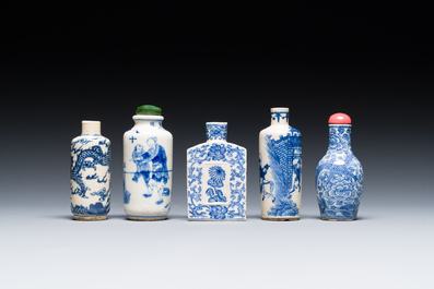 Cinq tabati&egrave;res en porcelaine de Chine en bleu et blanc, 19/20&egrave;me