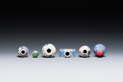 Cinq tabati&egrave;res en porcelaine de Chine en bleu et blanc, 19/20&egrave;me