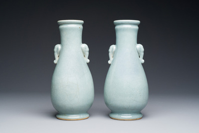 Een paar Chinese monochrome lavendelblauwe 'hu' vazen, 19e eeuw