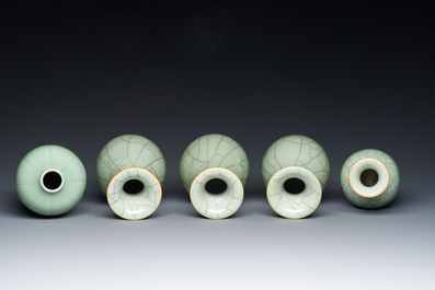 Cinq vases en porcelaine de Chine en c&eacute;ladon monochrome, Qing
