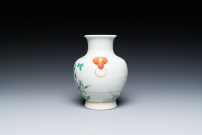 Een Chinese famille rose 'hu' vaas met olifantenkoppen, Ju Ren Tang 居仁堂製 merk, Republiek