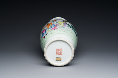 Vase en porcelaine de Chine famille rose &agrave; d&eacute;cor des 'Sanxing', marque de Qianlong, R&eacute;publique