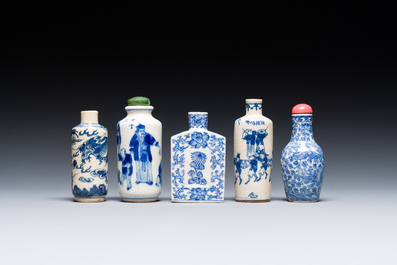 Cinq tabati&egrave;res en porcelaine de Chine en bleu et blanc, 19/20&egrave;me