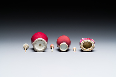 Trois tabati&egrave;res en porcelaine de Chine &agrave; &eacute;mail flamb&eacute;, 18/19&egrave;me