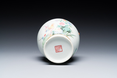 Een Chinese famille rose 'hu' vaas met olifantenkoppen, Ju Ren Tang 居仁堂製 merk, Republiek