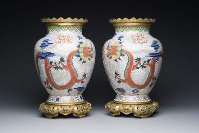 Paire de vases aux dragons en &eacute;maux cloisonn&eacute;s &agrave; fond blanc aux montures en bronze dor&eacute;, Chine, 19&egrave;me