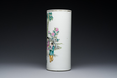 A Chinese famille rose hat stand, signed Yu Zhao 余釗, 19/20th C.
