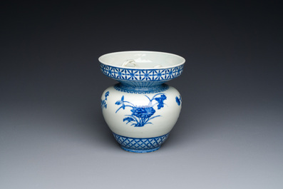 A Chinese blue and white basket-shaped vase on wooden stand, Yongzheng mark, 19/20th C.