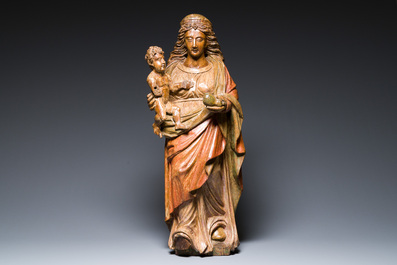 Vierge &agrave; l'Enfant en ch&ecirc;ne sculpt&eacute; et polychrom&eacute;, probablement France, 16&egrave;me