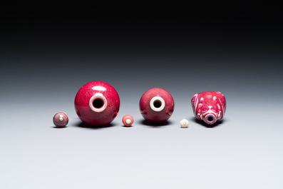 Trois tabati&egrave;res en porcelaine de Chine &agrave; &eacute;mail flamb&eacute;, 18/19&egrave;me