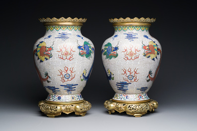 Paire de vases aux dragons en &eacute;maux cloisonn&eacute;s &agrave; fond blanc aux montures en bronze dor&eacute;, Chine, 19&egrave;me