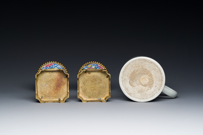 Une paire de vases en porcelaine de Chine famille rose aux montures en bronze dor&eacute; et une chope &agrave; sujet mandarin, Qianlong