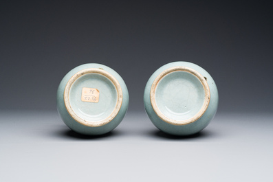 Een paar Chinese monochrome lavendelblauwe 'hu' vazen, 19e eeuw