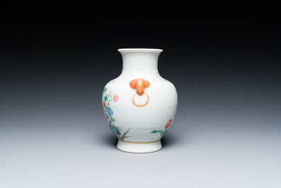 Een Chinese famille rose 'hu' vaas met olifantenkoppen, Ju Ren Tang 居仁堂製 merk, Republiek