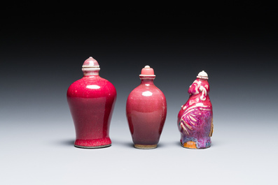 Trois tabati&egrave;res en porcelaine de Chine &agrave; &eacute;mail flamb&eacute;, 18/19&egrave;me